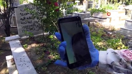 Seyahat kısıtlamasına takılınca annesini, ölüm yıl dönümünde görüntülü aramayla andı