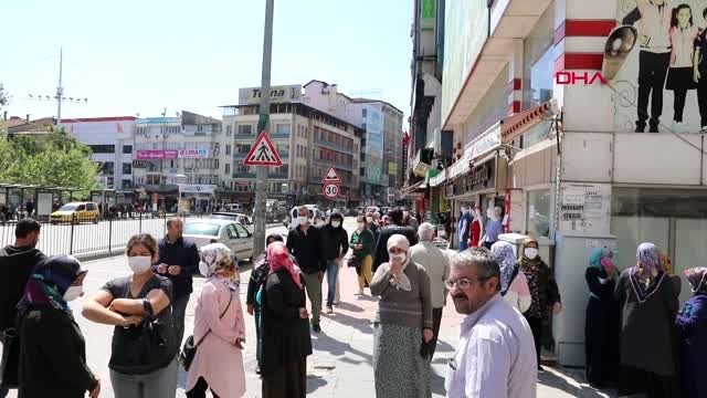 Gaziantep'te, PTT önlerinde yoğunluk