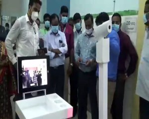 செவிலியர் பணி செய்யும் தானியங்கி ரோபோ.. புதுச்சேரி இன்ஜினியரிங் கல்லூரி மாணவர்கள் சாதனை!