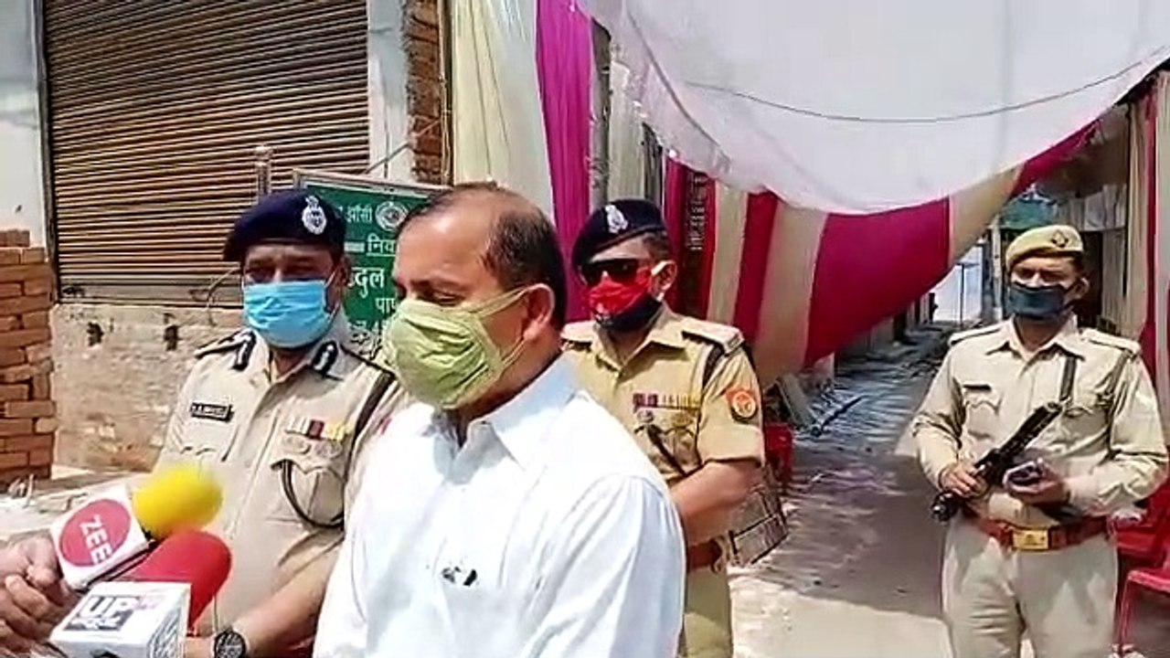 हॉट स्पॉट क्षेत्र की स्थिति को देखने पहुंचे आईजी कमिश्नर