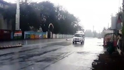 video_तेज हवाओं के साथ बारिश, भीगा अनाज