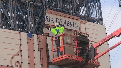 Desmontan los paneles de la portada de la Feria de Abril de Sevilla