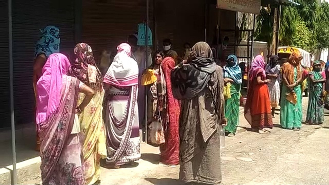इंदौर के चंदन नगर में लॉकडाउन का उल्लंघन, सोशल डिस्टेंसिंग भूल राशन दुकान पर जुटी भीड़