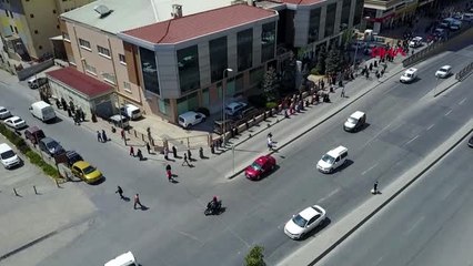 ESENYURT'TA PTT ÖNÜNDE BUGÜN DE METRELERCE KUYRUK OLUŞTU