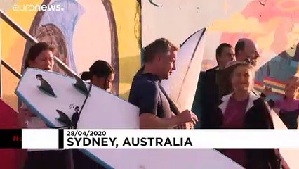 Des centaines de surfeurs dans les vagues de Bondi Beach