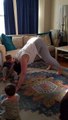 Alors que la femme essaye de se concentrer pour faire du yoga, ses enfants n’arrêtent pas de bouger dans tous les sens autour d’elle.