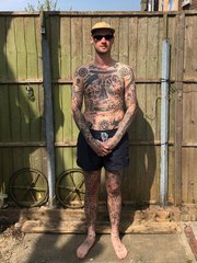 Il a décidé de se faire un  tatouage par jour  de confinement