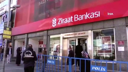 Erzurum’da banka ve market önlerinde uzun kuyruklar oluştu