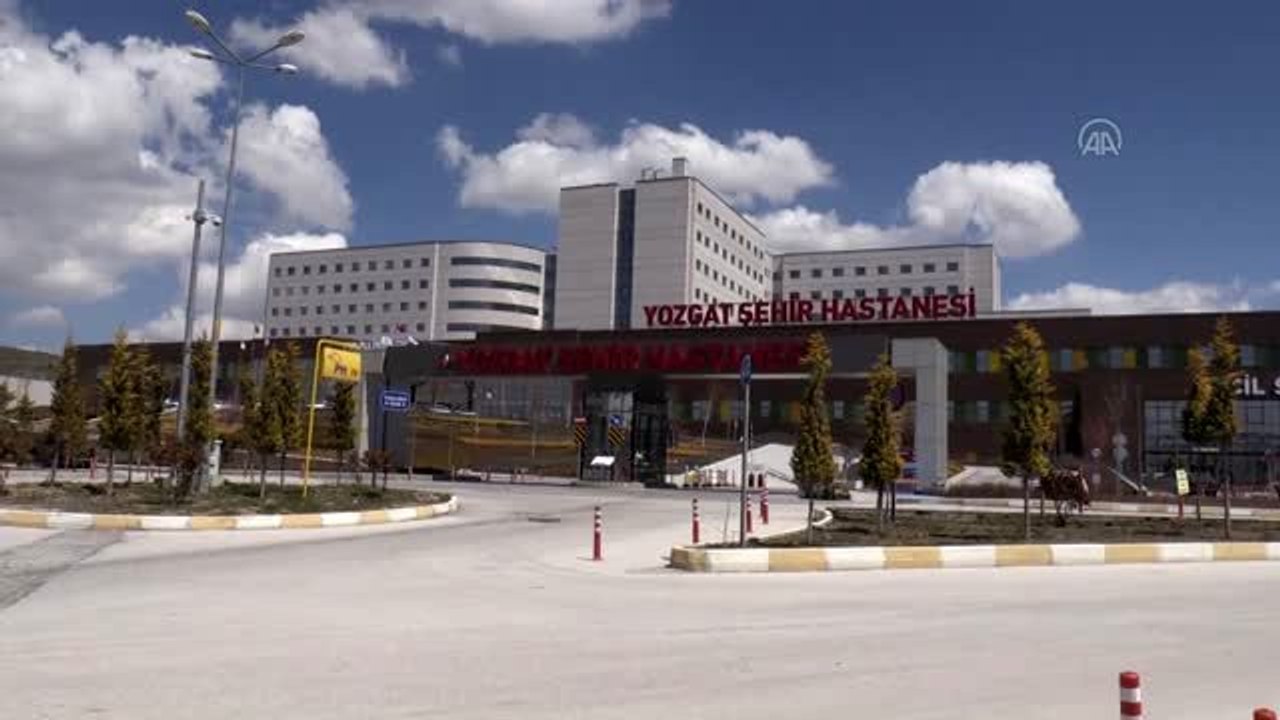 Koronavirüsü yenen hasta alkışlarla taburcu edildi