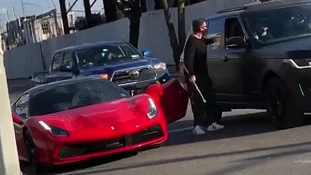 Le conducteur d'une Ferrari s'énerve après avoir reçu une tranche de fromage sur la vitre