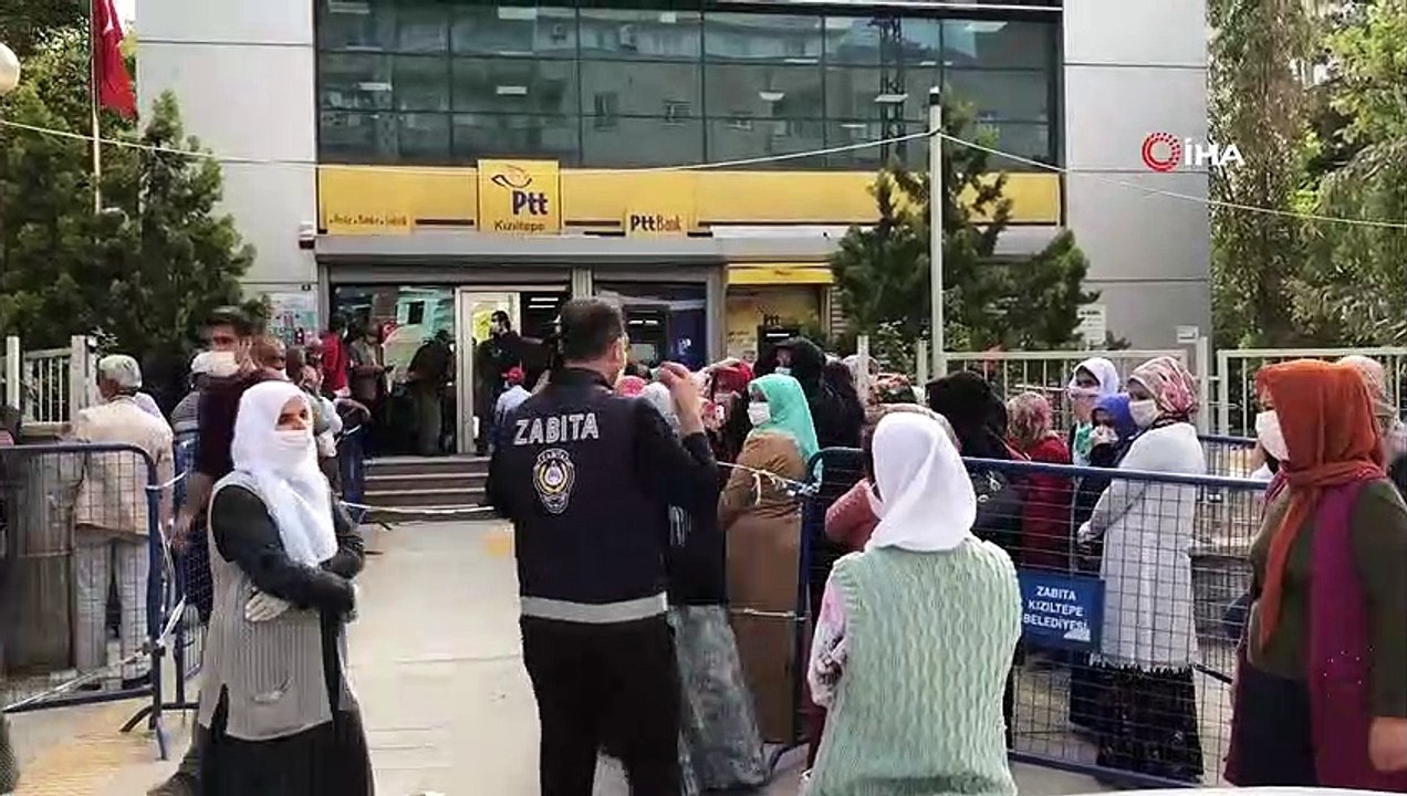 Zabıtanın uyarısına  rağmen PTT önlerinde sosyal mesafeye uyulmuyor