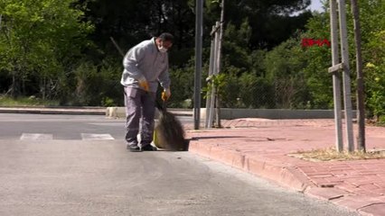 ANTALYA Yolda bulduğu bayrağı süpürgesinin sapına takan işçiye ödül