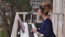 Esra Üçcan Ahmet Kaya’nın Acılara Tutunmak şarkısını balkonundan Fransızca söyledi