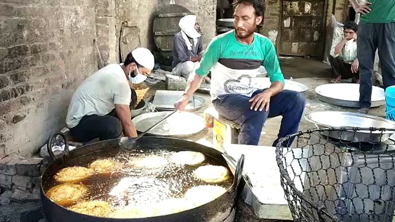 खजला फैनी बनाने वाले कारीगरों ने मांगी उत्पादन की  इजाज़त