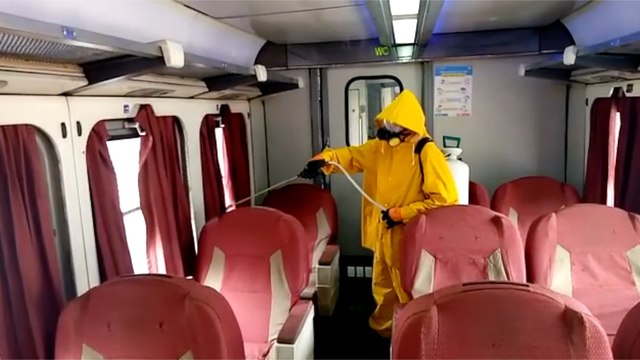 السكة الحديد تواصل تعقيم القطارات والمحطات لمواجهة فيروس كورونا