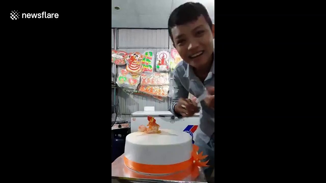 Vietnamese baker creates cute chicken-themed cream cake