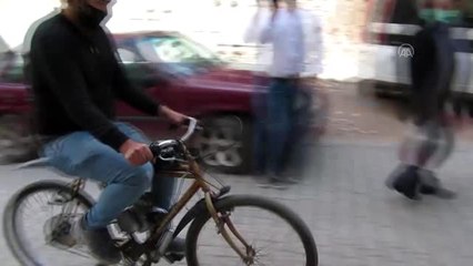 Bisikletini taktığı motor ile motosiklete dönüştürdü