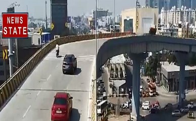 फ्लाईओवर से नीचे सड़क पर गिरी हाई स्पीड कार, CCTV में कैद हुआ दिल दहला देने वाला वीडियो