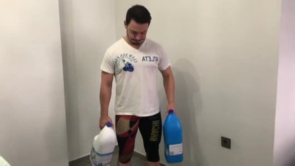 El haltera Josué Brachi se entrena con botellas de detergente