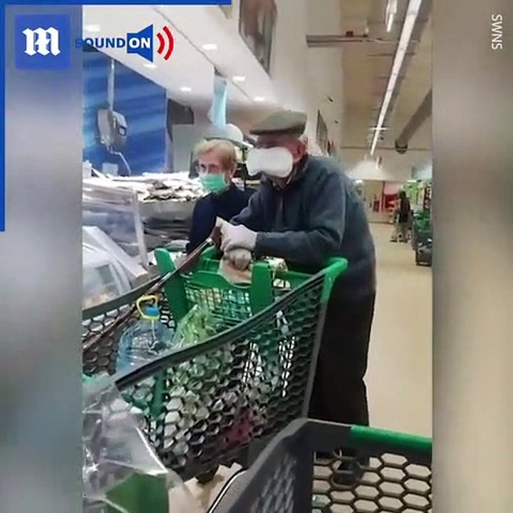 Son masque de protection est très bizarre : serviette hygiénique