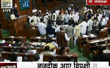 गांधी परिवार की SPG सुरक्षा को लेकर लोकसभा में जबरदस्त हंगामा, वेल के नजदीक आए विपक्षी सांसद