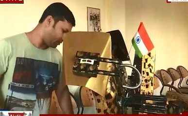 UP: वाराणसी के 'आइरन मैन' ने बनाई सेना के जवानों के लिए अनोखी ड्रेस, 'मेटल सूट' में मौजूद रॉकेट लॉन्चर के साथ छोटे तोप