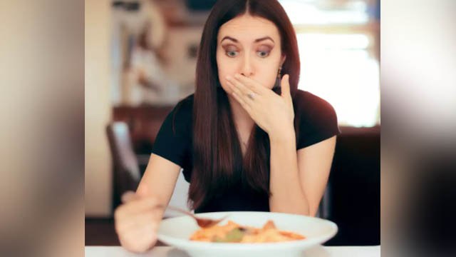 Raw Food Or Cooked Food : इन चीजों को कच्चा खाने से होगा ज्यादा फायदा | Boldsky