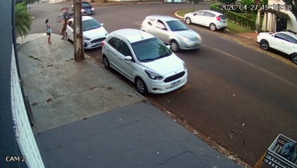 Impressionante! Motociclista ‘tira fina’ de poste durante acidente no São Cristóvão; veja o vídeo