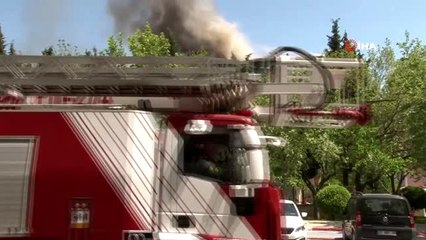 112 istasyonu ile telekomünikasyon şirketinin bulunduğu bina alevlere teslim oldu