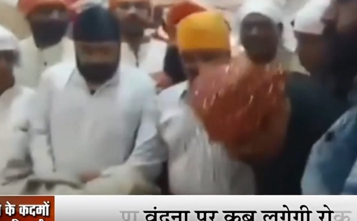 MP: मध्यप्रदेश में जोरों पर मंत्रियों की चरण वंदना, नगर निगम कमिश्नर वंदना जैन ने छुए मंत्री सज्जन वर्मा के पैर
