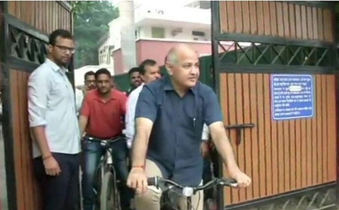 Odd-Even: देखें कैसे साइकिल से ऑफिस पहुंचे मनीष सिसोदिया