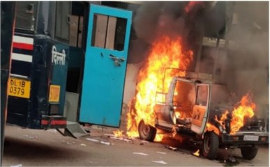 Delhi Court: पुलिस ने गोली चलाने के बाद वकीलों को खूब पीटा, देखें Video में