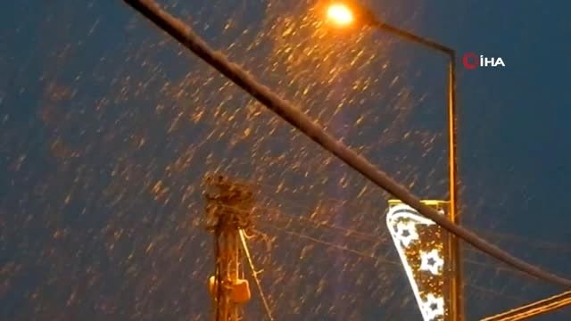 Baharı bekleyen Posof'a kar yağdı