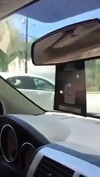 Comment peut-il conduire sur l'autoroute avec le capot relevé ???