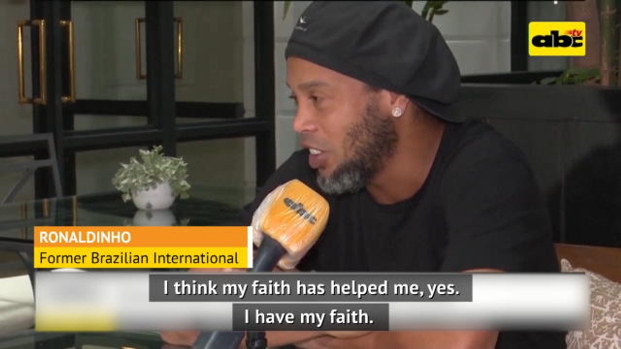 Ronaldinho holds press conference after being r...