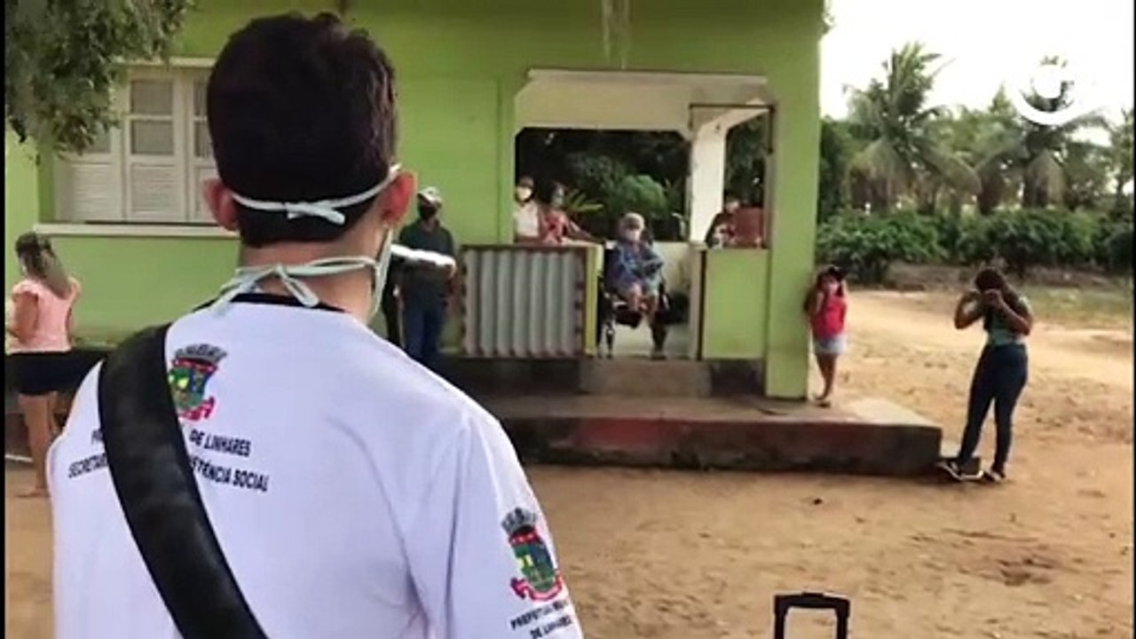 Músicos fazem show na porta da casa de idosa que completa 102 anos