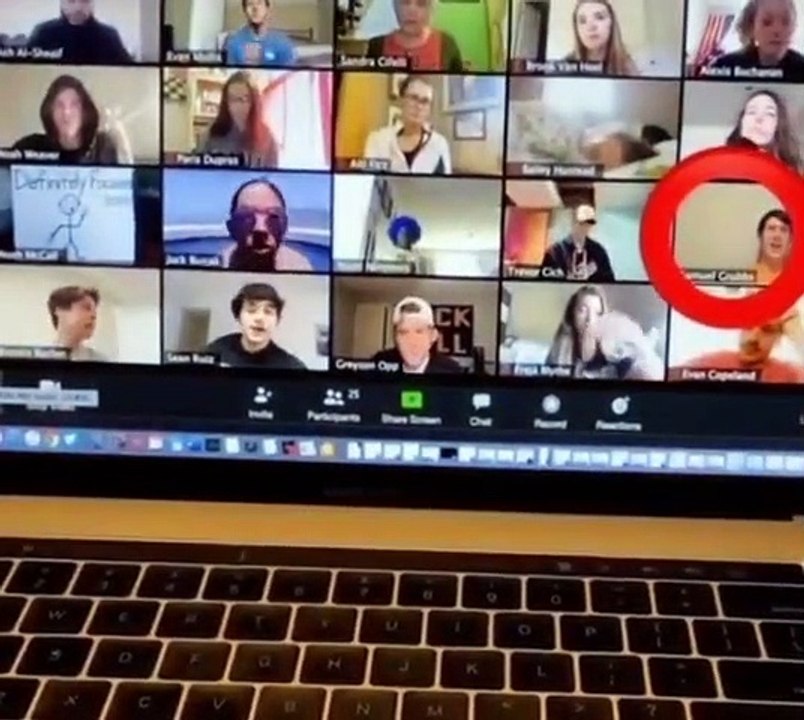 Alunos fazem brincadeira a professora durante aula online