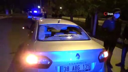 Yorgun mermi, trafik ışığında bekleyen otomobile isabet etti