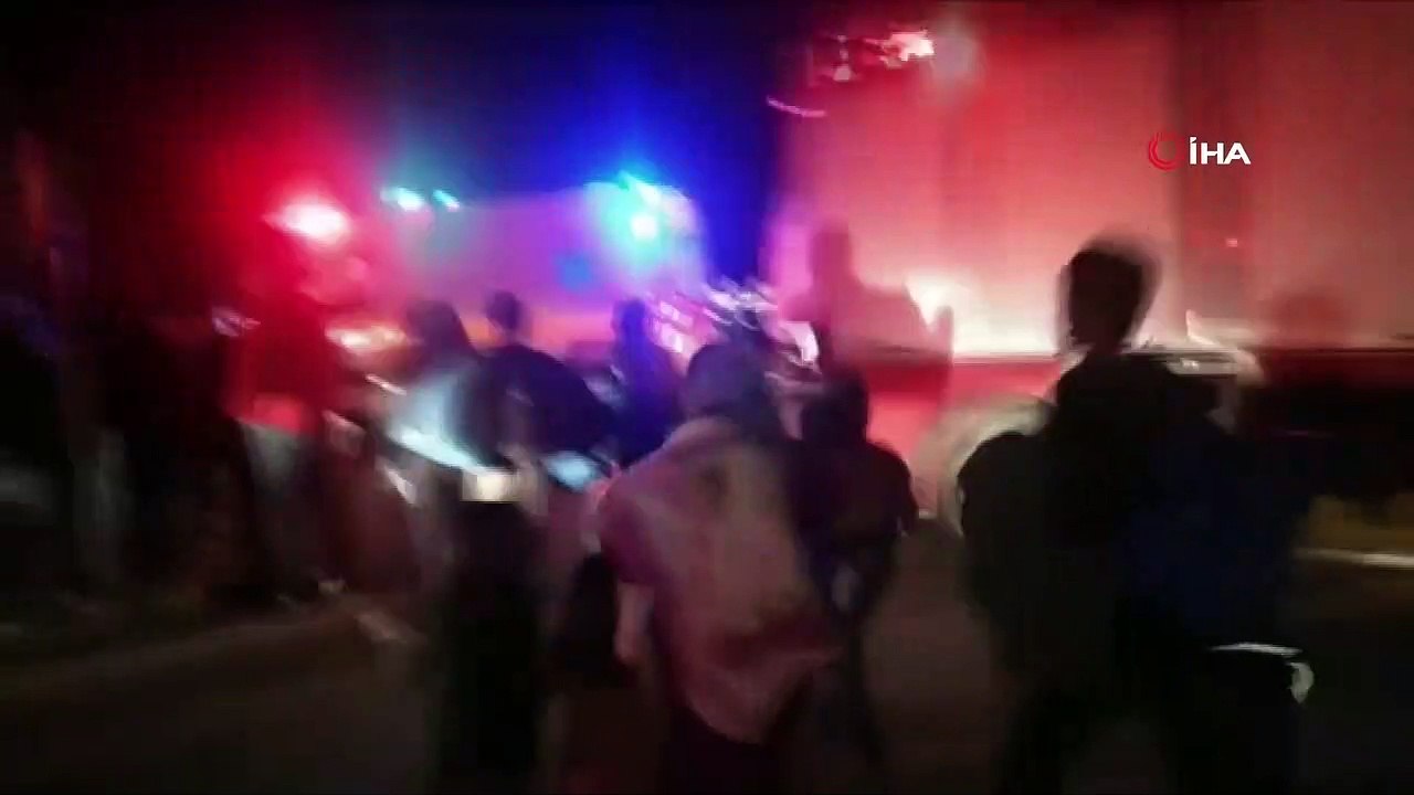 - Sisam’daki yangın sonrası göçmenler sokaklarda yatıyor- Göçmen kampındaki yangınlar Sisam adasını karıştırdı- Yangın nedeniyle gözaltına alınan 22 göçmen tutuklandı