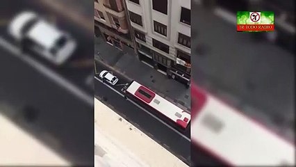 “Si tienes cojones lo revientas ¡Pringao!”  Y lo reventó....No aparques tu coche en el carril bus en pleno confinamiento...
