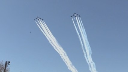 Aviones surcan el cielo neoyorquino en honor a quienes se exponen a COVID-19