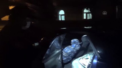 Polisin şüphelendiği otomobilden silah ve kesici aletler ele geçirildi