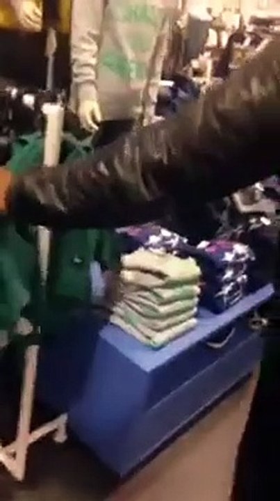 LA L.D.N.A SONT ALLÉS RETIRER LES PULLS DANS LES MAGASINS H&M Page Facebook : https://m.facebook.com/liguededefensenoirafricainefrance