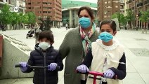 Spain lets kids out to play after 6 weeks of coronavirus lockdown - DW News