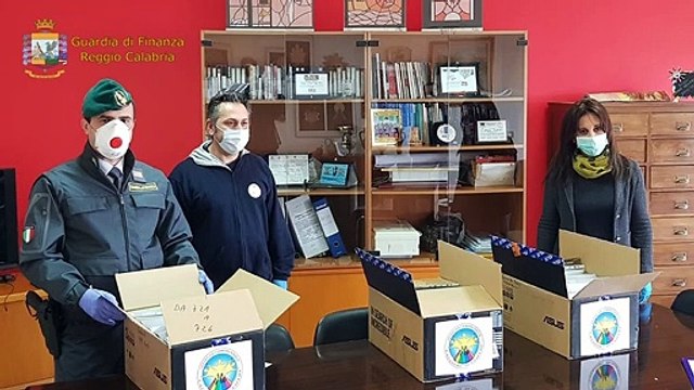La Guardia di Finanza di Reggio Calabria consegna tablet agli studenti durante l'emergenza covid-19