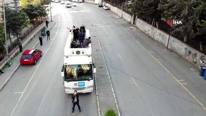 Maltepe'de seyyar meddah ve musiki gösterisini izlemek için balkonlara ve pencerelere koştular