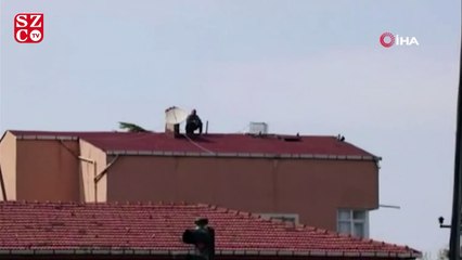 Hava almak için çatıya çıktı karşısında polis dronesini görünce şaşkına döndü