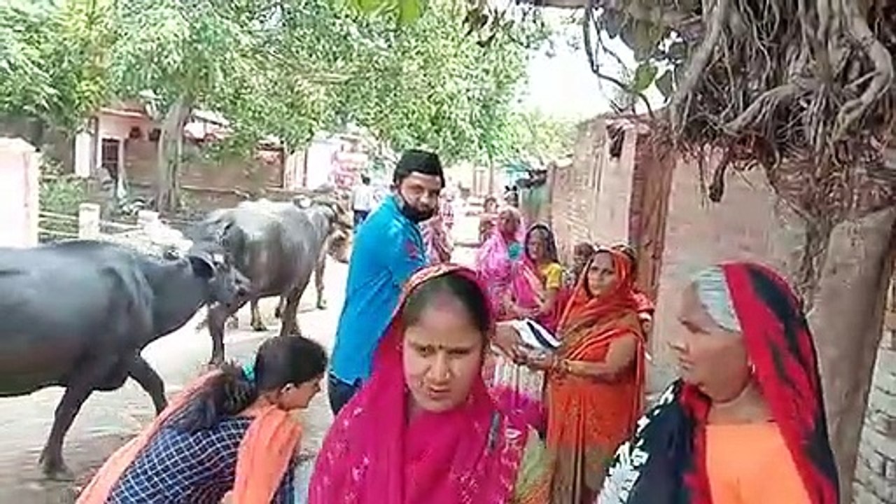 शाहजहांपुर: एक मुट्ठी अनाज मुहिम के अन्तर्गत गरीबों को बांटा राशन