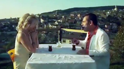 Ferhat Göçer ve Ömür Gedik 'Yeşilçam sahnesi' canlandırdı: 'Güzel kız görünce hızımı alamadım'