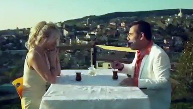 Ferhat Göçer ve Ömür Gedik 'Yeşilçam sahnesi' canlandırdı: 'Güzel kız görünce hızımı alamadım'